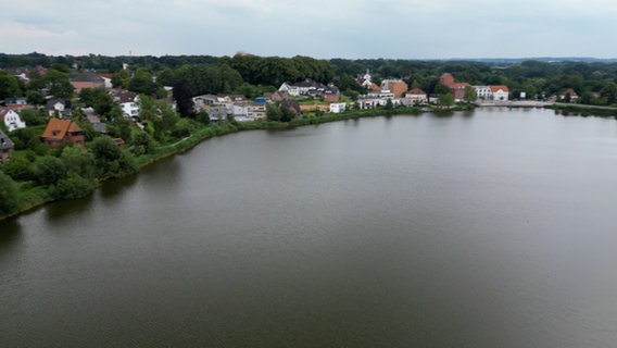 Eine Luftbildaufnahme des Herrenteiches in Reinfeld © NDR Foto: NDR Screenshot