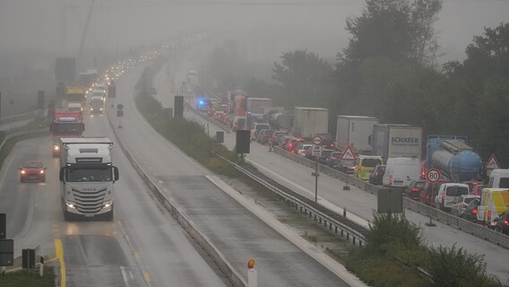 Ein Unfall auf der Rader Hochbrücke. © dpa-Bildfunk Foto: Daniel Friederichs/dpa