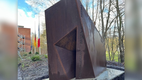 Ein Holocaust-Denkmal mit Namen steht auf einem Gelände. © NDR Foto: Hauke von Bülow