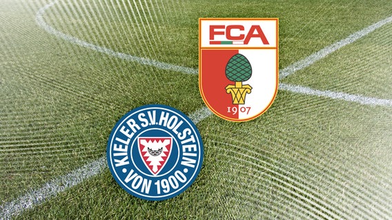 Das Vereinswappen von Holstein Kiel neben dem vom FC Augsburg vor Fussballrasen. © NDR 