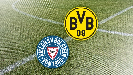 Das Vereinswappen von Holstein Kiel neben dem von Borussia Dortmund vor Fussballrasen. © NDR 