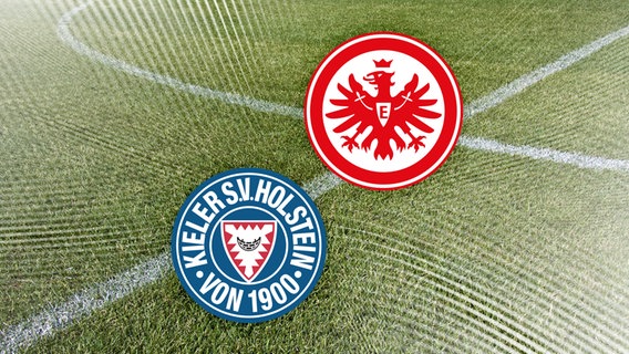 Das Vereinswappen von Holstein Kiel neben dem von Eintracht Frankfurt vor Fussballrasen. © NDR 