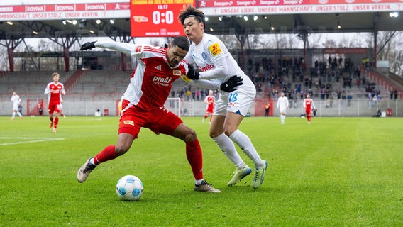 1. FC Union Berlin - Holstein Kiel, An der Alten Försterei: Danilho Doekhi (l. 1. FC Union) im Zweikampf mit Shuto Machino (Holstein Kiel). © picture alliance/dpa Foto: Matthias Koch