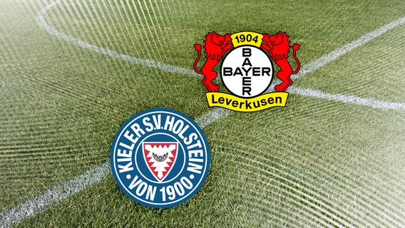 Das Vereinswappen von Holstein Kiel neben dem von Bayer 04 Leverkusen vor Fussballrasen. © NDR 