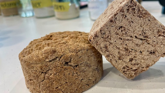 Holzschaumstoff liegt auf dem Tisch beim Jugend forscht Wettbewerb. © NDR Foto: Naïs Marie Baier