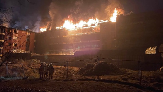 Ein leerstehendes Gebäude in Bad Bramstedt steht in Vollbrand. © NDR Foto: Bastian Pöhls