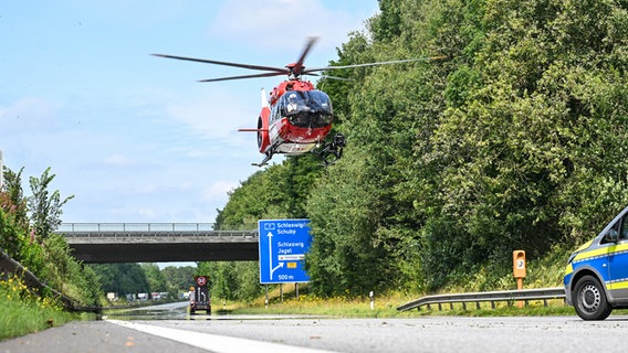 Ein Hubschrauber landet an der Unfallstelle auf der A7. © Benjamin Nolte Foto: Benjamin Nolte
