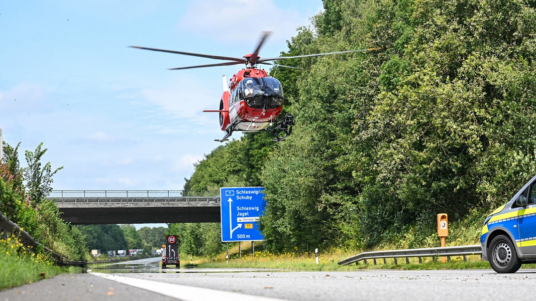 Ein Hubschrauber landet an der Unfallstelle auf der A7.