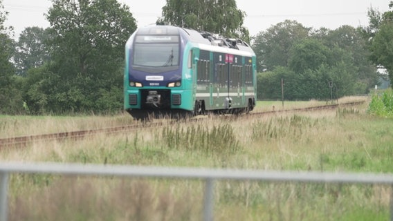 Ein Zug fährt auf die Kamera zu © NDR Foto: NDR Screenshot