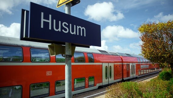 Der Bahnhof von Husum mit einem Regionalzug im Hintergrund. © picture alliance/dpa Foto: Gregor Fischer