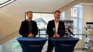 Es findet ein Interview mit Martin Bitter (links), dem Geschäftsführer der IG Metall Rendsburg, und Wirtschaftsminister Claus Ruhe Madsen (rechts) statt. © NDR Foto: Constantin Gill