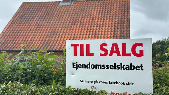 Ein dänisches Verkaufsschild weißt auf ein zu verkaufendes Haus hin © NDR 