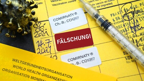 Impfausweis mit dem Schriftzug Fälschung © picture alliance / CHROMORANGE Foto: Christian Ohde