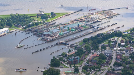 Die Schleuse zwischen Elbe (oben) und Nord-Ostsee-Kanal (NOK) in Brunsbüttel mit der Baustelle für die 5. Schleusenkammer. © picture alliance/dpa Foto: Jonas Walzberg