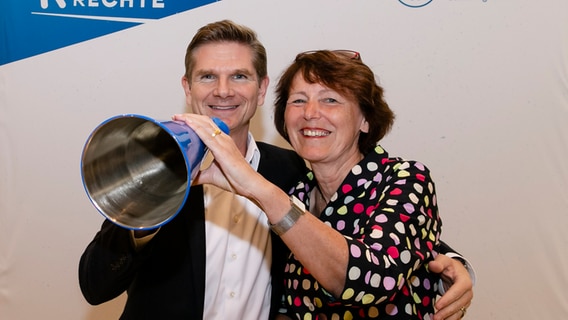 Heiner Garg, FDP, Landesgesundheitsminister und eine Frau mit einem Megaphon © DKSBLVSH Foto: Frank Molter