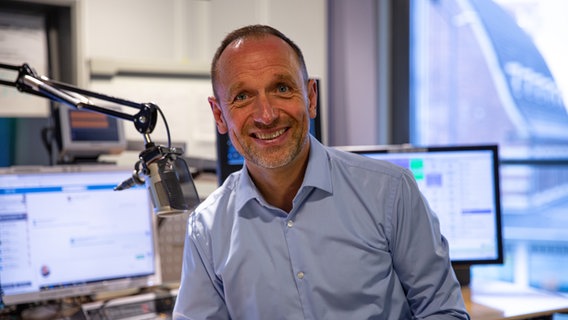 Portraitaufnahme von Jan Bastick aus dem Studio. © NDR Foto: NDR