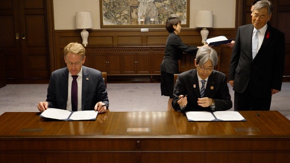 Ministerpräsident Daniel Günther (CDU) während einer Delegationsreise in Japan. © NDR 