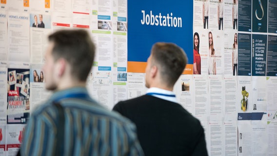 Studierende informieren sich an der Jobstation über mögliche Berufe. © Picture Alliance Foto: Franziska Gabbert