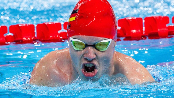 Der Schwimmer Josia Topf bei den Paralympics in Paris. © Jens Büttner/dpa Foto: Jens Büttner/dpa