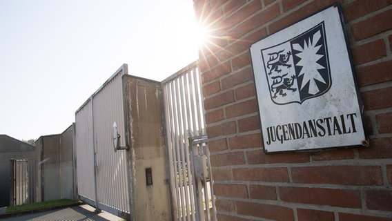 Ein Schild mit der Aufschrift "Jugendanstalt" ist in Schleswig an einer Mauer im Innenhof des Jugendgefängnisses zu sehen. © picture alliance / dpa Foto: Christian Charisius