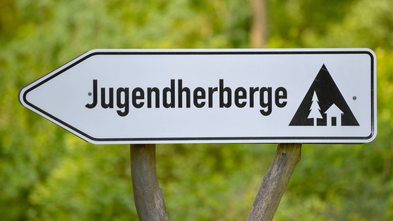 Ein Schild weist auf eine Jugendherberge hin. © picture alliance/dpa/dpa-Zentralbild Foto: Patrick Pleul