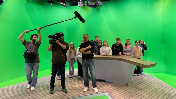 Schülerinnen und Schüler stehen im Greenscreen-Studio des Schleswig-Holstein Magazins. © NDR Foto: Andrea Schmidt