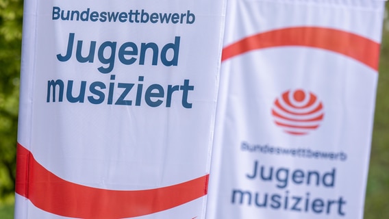 Wehende Fahnen mit dem Logo des Talentwettbewerbs „Jugend musiziert“. © Hendrik Schmidt Foto: Hendrik Schmidt