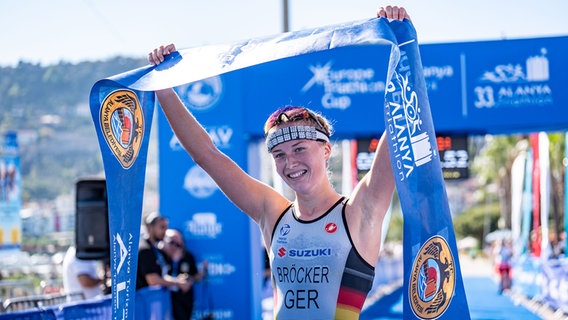 Freudig und ausgepowert steht die Triathletin Julia Bröcker im Ziel. © World Triathlon 