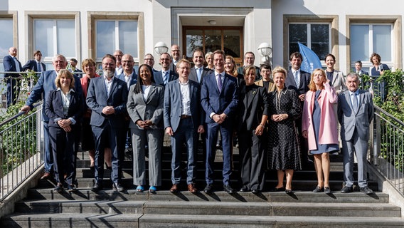 Kiel: Die Landeskabinette von Nordrhein-Westfalen und Schleswig-Holstein stehen mit ihren Ministerpräsidenten Hendrik Wüst (CDU) und Daniel Günther (CDU) in der Mitte vor einer gemeinsamen Sitzung zusammen. © dpa-Bildfunk Foto: Markus Scholz