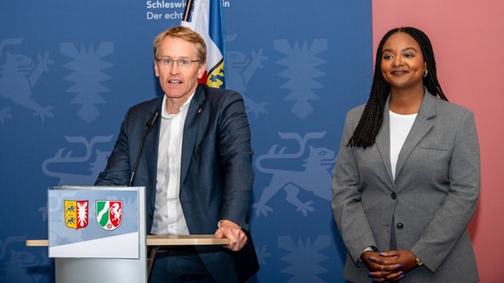 Daniel Günther und Aminata Touré bei einer Pressekonferenz © IMAGO / penofoto Foto: IMAGO / penofoto