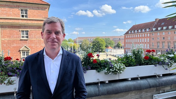 Ulf Kämpfer auf dem Rathausbalkon in Kiel. © NDR Foto: Moritz Mayer