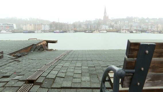 Die Kaikante im Flensburger Hafen steht abgesackt. © NDR 