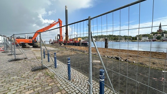 Eine Baustelle an der Kaikante in Flensburg © NDR Foto: Ben Armstrong