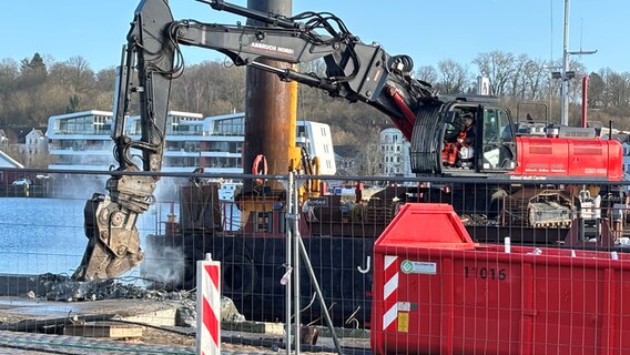 Mit einem Spezialbagger beginnen die Abrissarbeiten der Kaikante in Flensburg. © NDR Foto: Andreas Rackow