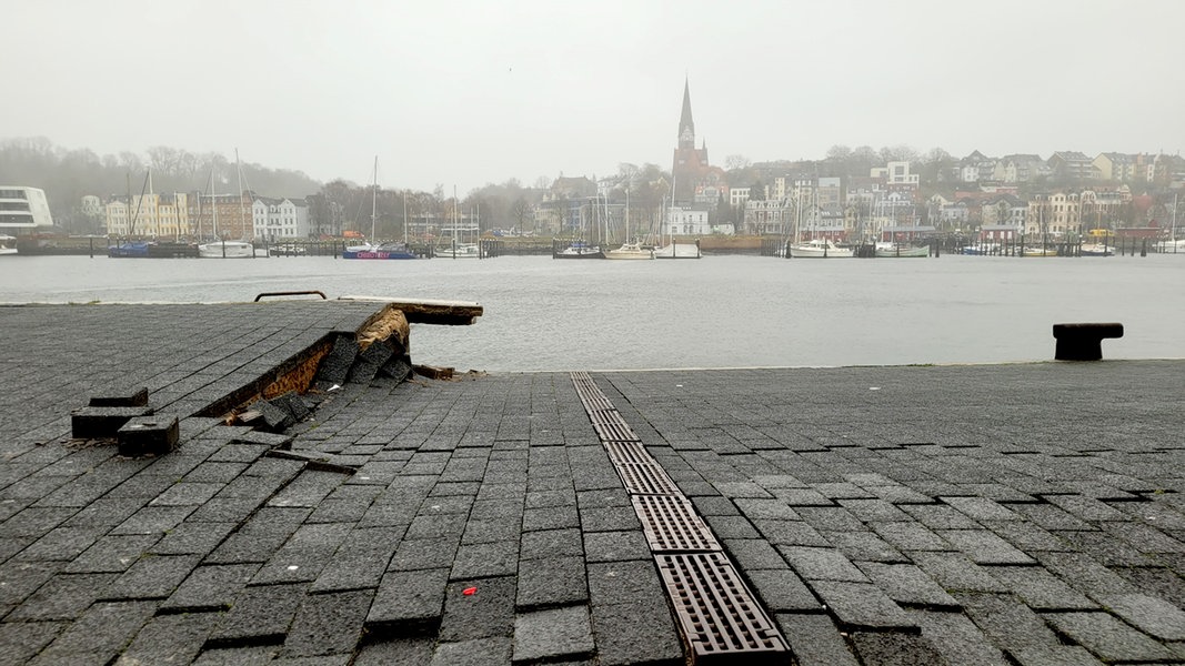 Der Flensburger Hafen bei Tag mit abgesackter Kaikante.