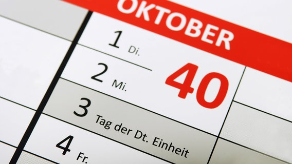 Ein kalender mit dem Blick auf den 3. Oktober 2024 © imago images Foto: xblickwinkel R.xRebmannx