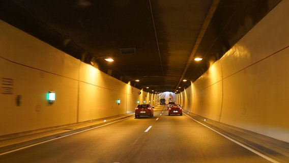 Autos fahren im Rendsburger Kanaltunnel. © picture alliance Foto: Marcus Brandt