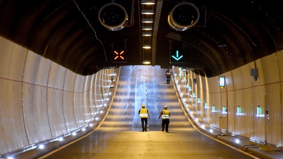 Autos fahren im Rendsburger Kanaltunnel. © picture alliance Foto: Marcus Brandt