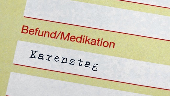 Auf einer Arbeitsunfaehigkeitsbescheinigung befindet sich die Diagnose Karenztag. © picture alliance / ZB | Sascha Steinach 