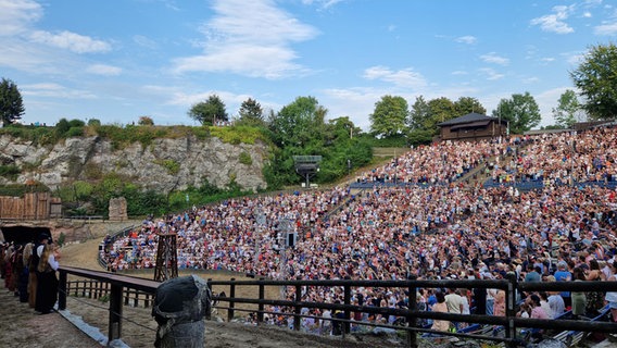 Eine gefüllte Zuschauertribüne bei den Karl-May-Spielen in Bad Segeberg. © NDR Foto: Pelz Doreen