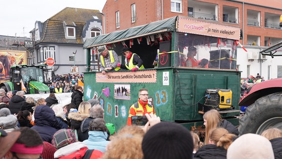 Ein Festwagen zum Thema Northvolt fährt beim Rosenmontagsumzug in Marne. © dpa-Bildfunk Foto: Marcus Brandt