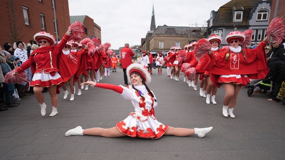 Funkenmariechen tanzen während des Rosenmontagsumzuges. © dpa-Bildfunk Foto: Marcus Brandt