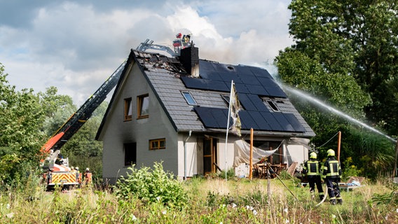 Die Feuerwehr löscht ein brennendes Einfamilienhaus in Sagau. © Digitalfotografie Nyfeler & Jappe Foto: Arne Jappe