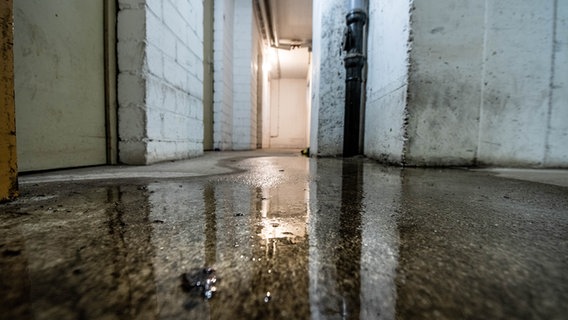 Das Wasser steht in einem Kellergang. © IMAGO / Funke Foto Services 