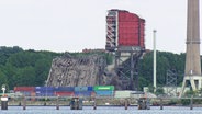 Zweite Sprengung des alten Kesselhauses auf dem Gelände des Gemeinschaftskraftwerks (GKK) am Kieler Ostufer. © NDR 