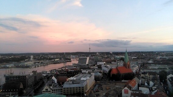 Der Blick auf Kiel und die Förde in der Abenddämmerung. © NDR Foto: Maja Bahtijarevic