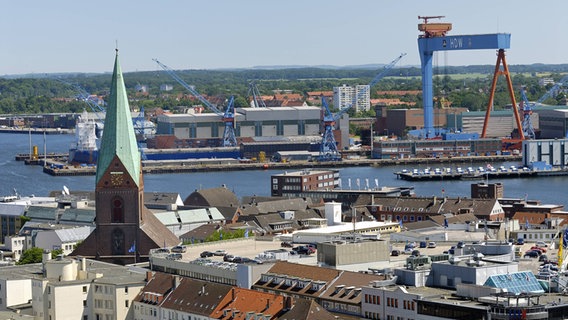 Blick über die Dächer von Kiel auf die Nikolaikirche am Alten Markt und die HDW-Werft. © IMAGO / imagebroker Foto: imagebroker