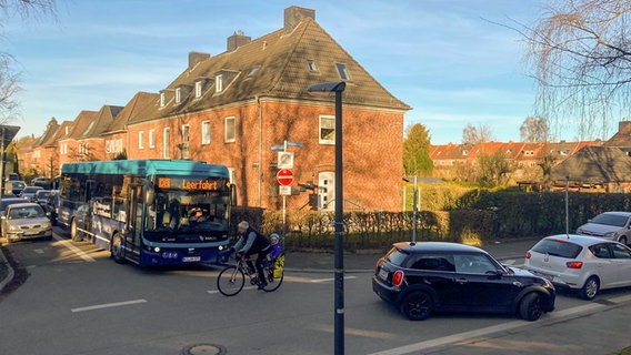 Ein Linienbus und mehrere Pkw stehen in einem Stau in Kiel. © NDR/Kai Peuckert Foto: Kai Peuckert