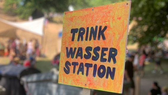 Eine Trinkwasserstation bei der Kieler Woche auf der Spiellinie für die Kinder. © Stella Kennedy Foto: Stella Kennedy