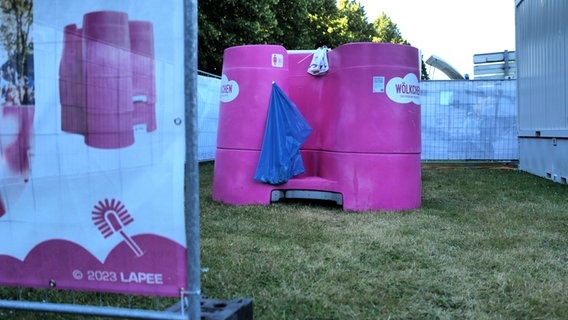 Ein pinkes Urinal der Marke Lapee auf der Kieler Woche. © NDR Foto: Lisa Pandelaki
